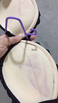 洗了就这样，客服还非得说是我自己的工作服染上去的，我的工作服跟什么衣服都一起洗过从来没这样过，无语了