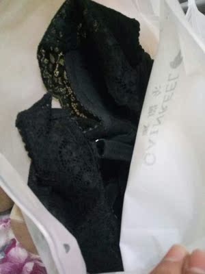 说好的一套   却只有内衣没有内裤 问卖家居然还说发的一套  失望了 以后再也不会在这购买了