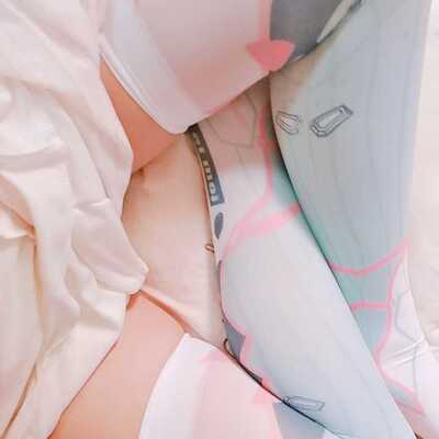 袜子超薄，衣服料子超级舒服，这个设计太好了，老夫的少女心啦！