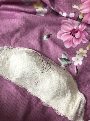 抹胸包裹性挺强，买了百搭的白色，配衣服挺方便的。夏天穿连衣裙一字肩的衣服就需要这种抹胸，隐形效果好，穿在衣服里面一点都不会露，美美哒。老板还送了肩带。试了一下肩带也不会掉，稳稳地还是挺安全的。感觉肩带可以丢掉了，聚拢效果不错，穿上之后感觉胸部都集中了。胸型很好看。穿啥衣服都能撑起来，做工挺仔细的，几乎没有什么线头，总之还是满意，推荐给小仙女们。