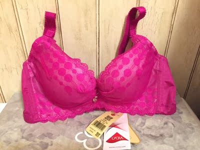 穿上喽！无意进店看中这款，小胸的我穿上聚拢 好看 感觉挺舒服。喜欢?