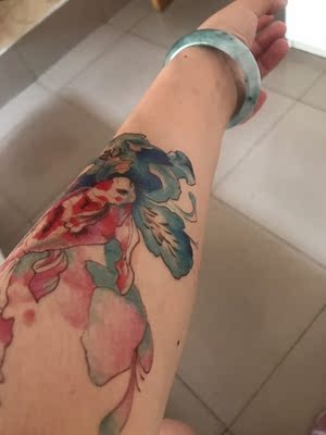 一下买了好多的，因为毕竟不可能保持太长时间，尤其夏天太容易出汗，洗澡也勤！就所有的各买了一至两个，打算看看效果，再多买某一款，但真的惊艳到我了，漂亮，满意，非常简单容易贴的拍照技术有限，实际非常非常的漂亮！