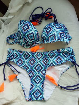 游泳衣挺漂亮的，款式也挺不错的，穿着很显身材，颜色和图片一模一样，没有色差，客服推荐的码数也标准，小胸的我，穿着也自信起来了。料子不错。挺柔软，很满意。