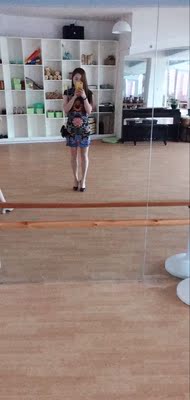 弹力好、修身好、幼儿园组织的旗袍秀、我的衣服最便宜、最好看、都觉得这个性价比太高了、真心不错、穿起来身材棒棒的、它会根据你的身材贴合每个部位、