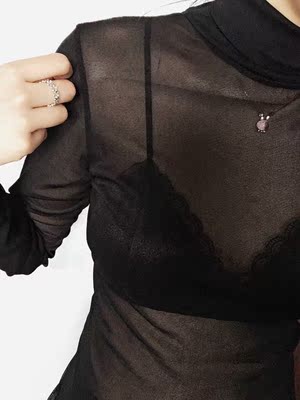 一直就想买个网纱打底  很中意这件 收到货质量也不错  而且面料很亲肤 贴身穿挺舒服的  搭配V领毛衣 还有毛呢裙都不错 好看好看