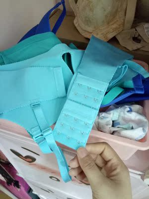 浅蓝色的比深蓝色的小,但是好在有延长扣,内衣光面无痕,舒适不压杯 浅蓝色的比深蓝色的小,但是好在有延长扣,内衣光面无痕,舒适不压杯