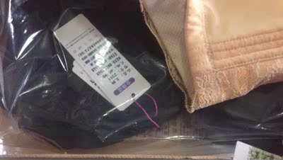 面料柔软舒适，试穿了一下，尺寸刚刚好，内衣收副乳，很喜欢，是大胸mm的选择，好喜欢，大爱，相当不错的一款内衣，没有钢圈，所以一点都没有压迫感了，买到这么适合，而且尺码也是很合适的，对我来说实惠又好用，和描述的没有差别，超级的满意，主要是无痕，穿上后背没有印，面料也很舒服一点也不紧，真的很喜欢！