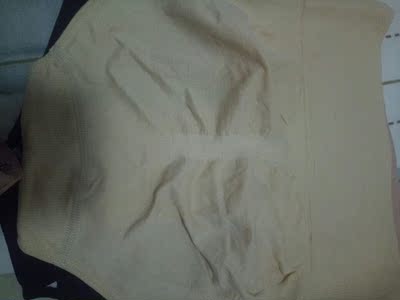 内裤质量不错。颜色也挺好看的。没有色差。是纯棉的。贴身穿不错。很满意。做工非常精细。没有线头。布料特别柔软。价格挺划算的。以后内裤就选定这家了。
