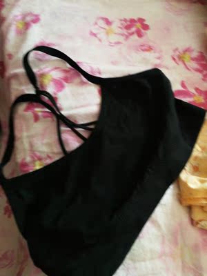 有的地方会硌人，建议洗过再穿！总体还可以~价钱也很便宜！不会很掉色，