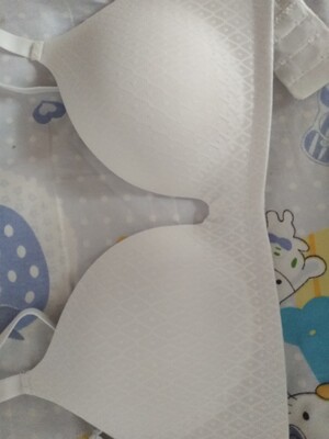 宝贝真的很好，试了一下穿着特别舒服，比在店里买的好多了，第一次在网上买内衣，一眼看中，喜欢的可以下手了！