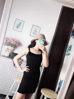 面料舒服 软软滑滑的 而且有垂坠感 比便宜的有质感多了 洗了也不掉色  作衬裙或者睡裙都很好 这个价格值得 长度也合适哦哦哦