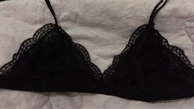 当时随便买的黑白两个，没想到这么好穿！穿大多数衣服都是合适的！喜欢！就是有的会凸点！