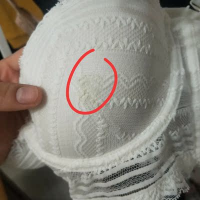 外层蕾丝有一坨明显的黄渍，客服非说材料原因，无语