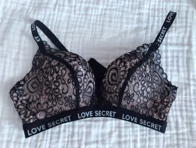 文胸的聚拢效果超好，无钢圈带起来很舒适，没有束缚感！最主要的是价格便宜，完美！