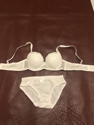 实物乳白色很好看，面料透气舒适，尺码标准，不错滴👍