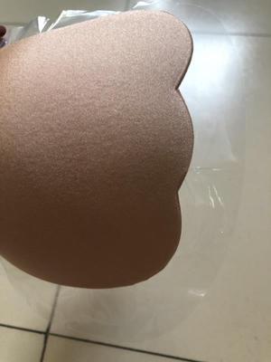 买这款之前我以为胸贴出汗都是不粘的，这款刷新了我对胸贴的认识，晚上取下时候尽管内层都能看到汗水，取的时候也是明显有粘力的，而且效果超棒，应该说胸部多少都会有些下垂的情况，这款完全可以调整好胸型，聚拢上托都很理想，估计是因为它自身很轻，以前我用的是胶的，拿手上都明显重很多很多的，配的袋子方便平时收纳，挺满意的！