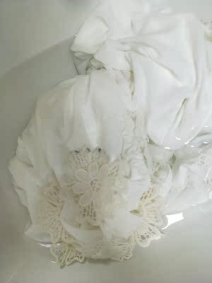 衣服上有黑点，可能放了好久了。。。。不负责任