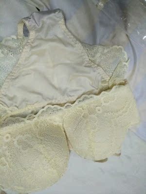 内衣很漂亮，摸起来很舒服的,  弹性很大，穿身上非常贴身舒服。舒服透气不憋闷，款式简简单单，关键特别聚拢胸型，下水洗了没变形也没掉色，颜色很正特别喜欢，超级实惠，推荐大家购买，真的不错呦！