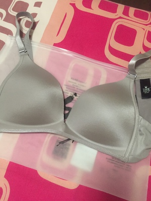 内衣内裤一直穿艾舒客的，款式好看，穿着也舒服。