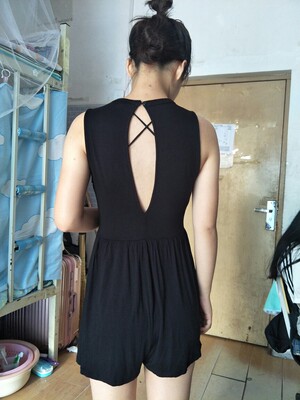 夏天穿很适合 露背的衣服 搭配很好看