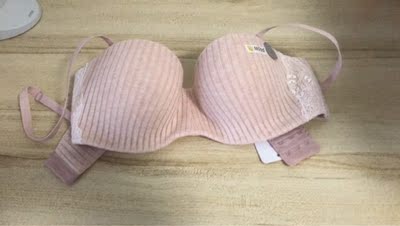 非常少女的粉色,面料柔软有弹性,试穿无束缚感,无肩带穿着时短时间内无明显位移。纸盒包装,无破损。 但是,并不聚拢哦,想要聚拢的妹子要选其他杯型咯。 非常少女的粉色,面料柔软有弹性,试穿无束缚感,无肩带穿着时短时间内无明显位移。纸盒包装,无破损。 但是,并不聚拢哦,想要聚拢的妹子要选其他杯型咯。