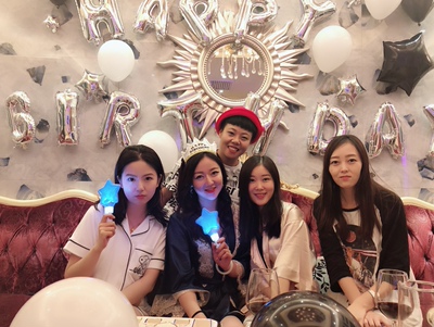 收到之后简直就是惊喜，衣服料子很好，包装甚是完美，谢谢店家，顺丰隔一天收到。看图说话吧