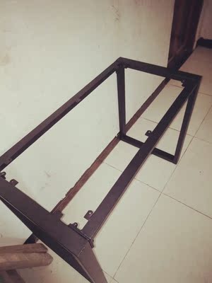 第二次购买,质量相当不错,很漂亮的一张桌子,钢架桌腿也很牢固。 第二次购买,质量相当不错,很漂亮的一张桌子,钢架桌腿也很牢固。