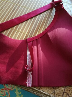 这才一个月不到的时间，文胸就成这样了，用胶水黏贴这种办法也亏你们想的出来。