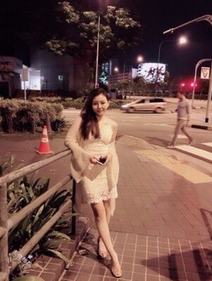 上新就看中这个款了，夏天喜欢穿白裙子，每年夏天都要买蕾丝白裙子，这款的蕾丝面料滑滑的，软软的薄薄的，不像我以前买的棉线的蕾丝裙子厚，这样的夏天穿更凉快，款式也好看，价格也便宜。以前在实体店里都是买七八百，也就穿了一个夏天第二年就不想穿了。