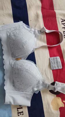 衣服收到了，那回在实体店买的，穿上挺好的，舒服，没钢圈，小罩杯，薄款的而且还很有型，还有那个小窟窿眼儿透气的，那次先想在实体店买的在网上收了终于收搜了，而且和那个一模一样，穿的好说以就又买了，那回在实体店试处理的，没有号了，没想到在网上还收到了，总而言之挺不错的。还送了备扣。