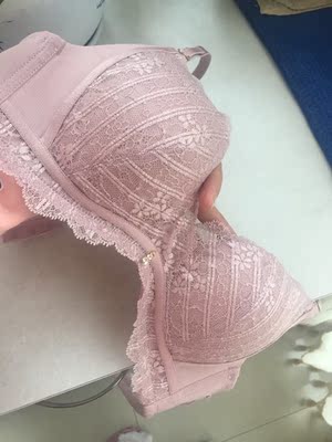 颜色要比图片上深一些,看我发的图片就知道了,搞活动价格比专柜便宜很多,和我姐在专柜买的一样,等待双十一活动在买一些 颜色要比图片上深一些,看我发的图片就知道了,搞活动价格比专柜便宜很多,和我姐在专柜买的一样,等待双十一活动在买一些