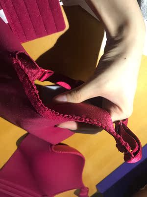 之前同学给了我一件他们家的 穿了就马上要链接了！！这次新势力周买的 划算的不行 聚拢效果是买的8件里最好的手举起来不跑的 不空杯  以前在天猫淘宝上买东西，都是系统自动好评，花了有好多好多钱，后来才知道淘宝评论得积分可以涨淘气值时，才知道评论的重要性，所以以后无论买什么东西，我都先把这段话复制粘贴下来，然后再写宝贝评论，没错，评论80个字以上就可以获得50个积分。