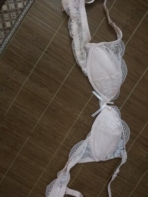 发货很快，快递也很给力，收到货之后包装完整，没有破损，好评。杯型是真的很小，然后很轻薄，飞机场穿上了之后感觉还是飞机场。舒适度一般吧，无功无过。这款适合夏天穿，轻薄不热。不过杯型实在不喜欢，应该是不会再回购这一款的了，大胸的妹纸慎入。