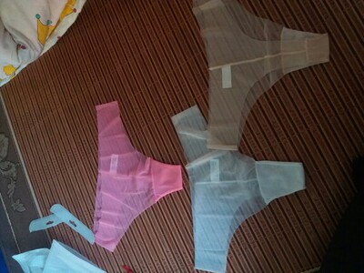 买了两条送了一条西瓜红，感觉穿不到太久，肯定很凉快，东西物流挺快，五星好评。