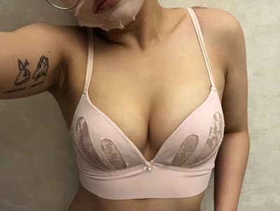 反正便宜嘛 随便穿穿啦～特别舒服也没有啦 毕竟带子这么细 颜值还是有的