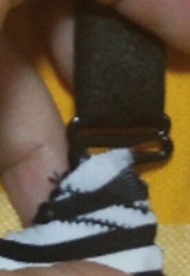 回来肩带快断了，拍这样客服还说看不清。太差劲了。不处理算了，忘大家买他家东西看清楚。考虑清楚。别上当。