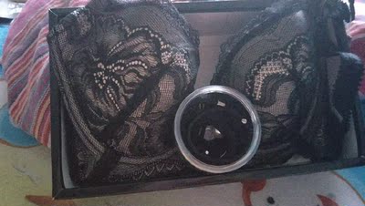 宝贝很好还赠了一盒头绳特别漂亮，客服小玉介绍的尺码正合适，小玉的服务态度还特别好，好评