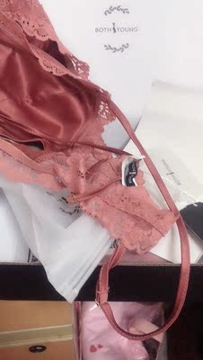 我真心不知道怎么来的那么多好评 我一打开内衣 一种次鼻子的味道瞬间飘来了 一股指甲油的那种味道 搞得办公室同事都以为我买指甲油了 客服还说新衣服都有味？呵呵