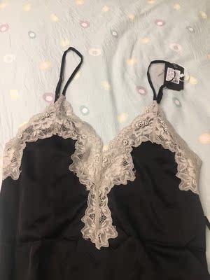 卖家竟然在平台上公然说我胡搅蛮缠 呵呵 信口雌黄的本领不是一点儿的厉害 有本事自己就别做出拿一件染了色的衣服来回都顾客玩儿的把戏呀 害得我收了寄 再收还是原来寄出去的那件 就一句&ldquo;给你退货退款就行了&rdquo; 一件衣服 来来回回十几天 还穿不成 一肚子的火 按卖家所说 我买衣服是为了退的话 我当初干嘛要买  第一张图片为第一次收到货洗前的样子 第二张图为洗了以后染色未干的样子 第三张图为卖家再次寄回的衣服 大家看一下色差