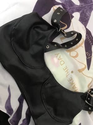 质量很差 胸不小 穿上也没有图上效果 得自己加胸托 并且我加上运费50多 完全不值 质量很差 胸不小 穿上也没有图上效果 得自己加胸托 并且我加上运费50多 完全不值