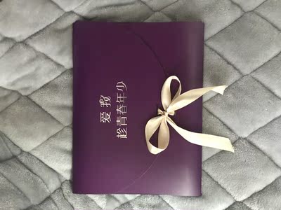 包装很高大上啊！睡衣是很纯的奶白 凉凉的 夏天穿正好 商家送的发套还蛮可爱的 哈哈