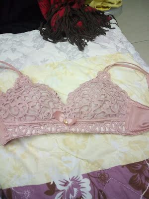 样式很漂亮，就是布料有点硬，偶尔装逼时穿还行，长期穿就要换种布料