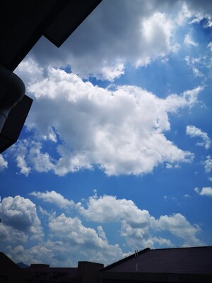 内裤有点过于小？？？ 文胸很薄不露点  超级百搭内裤有点弹性 亮晶晶的 完全 内衣洗过了不褪色 质量也很好啦 要是能自由搭配裤子码子就好了 有点小穿着有点不舒服 总体很满意( &cap;՞ټ՞&cap;)