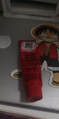 看图片觉得应该是很小一只，收到后才觉得不是小管啊，3只能用到地老天荒了，只是每天晚上来涂嘴唇的，少寄一点点就可以了，很滋润也不油腻，很喜欢，昨天下午出去北蚊子咬死了😭忘记了带了，下次试试止痒的效果哦😊。