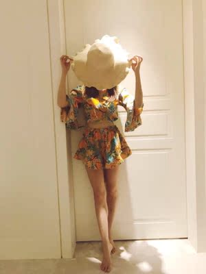 很显胸型,巨显大!印花很度假风,带着帽子去海边完全完全好看呀,喜欢不只一点点!外搭也很有设计感 很显胸型,巨显大!印花很度假风,带着帽子去海边完全完全好看呀,喜欢不只一点点!外搭也很有设计感