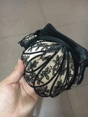 内衣很适合我这种小胸的妹子 穿起来很舒服 没有束缚感 最重要的是很性感 很性感 哈哈