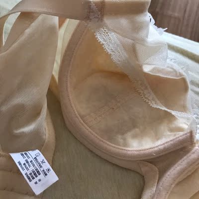 这件很喜欢 图片像淡黄 实际就是浅肤色 上面三角纱的设计可以兜住多出得肉肉不容易晃荡 适合大胸哦