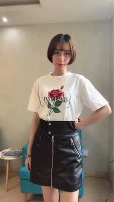 裙子气质很软，穿起来很舒服。上身超显瘦，非常喜欢！