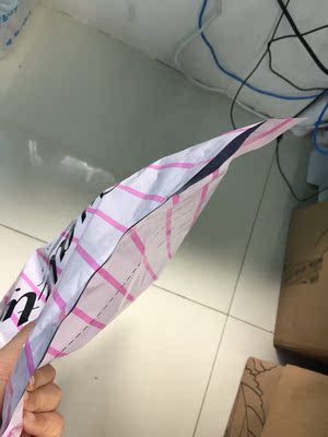 第一次买的时候，有一件带子有线头隔肉，然后跟客户反应了一下，没打算叫她们退换什么，客服也没说什么，然后第二次买真的是失望了，不要求需要多高大上，至少包装是要完整的，我发给客服，居然无视我，汗，这种态度，真的是失望，不会再购买了