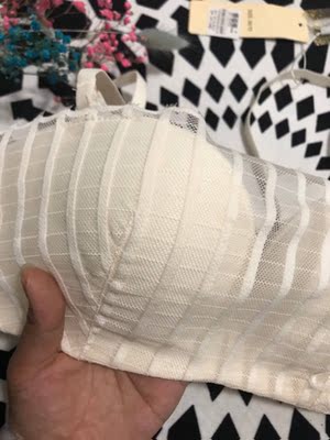 内衣收到了，挺好的，白色的显得纯洁性感，哈哈，白色的网纱质量不错，若影若现哈哈，内衣有一定厚度，夏天也不会太热，内裤有点太性感了，哈哈